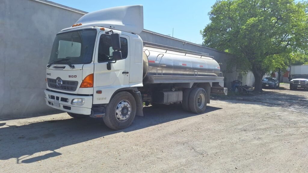 Pipa de agua de lado estacionada
